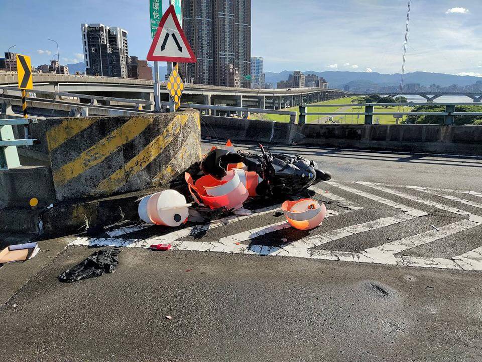 中興橋清晨死亡車禍 黃牌重機騎士自摔撞分隔島