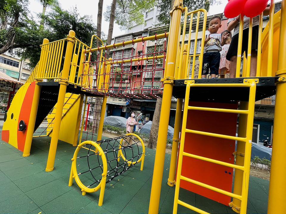 汪星人臘腸狗主題遊戲場 三重竹圍公園展新貌