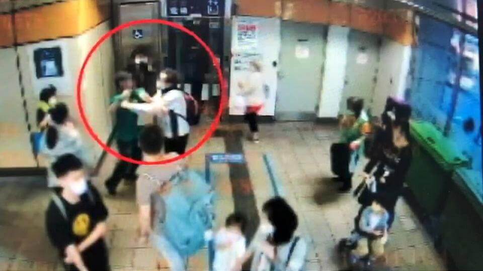 搶進電梯阻礙通行遭勸 男情緒失控動手毆人