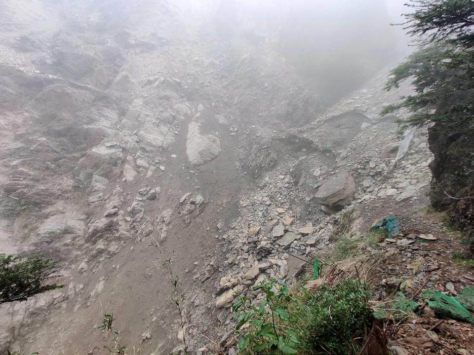 八通關玉山線2.7K嚴重坍塌 至荖濃溪營地勿強通行