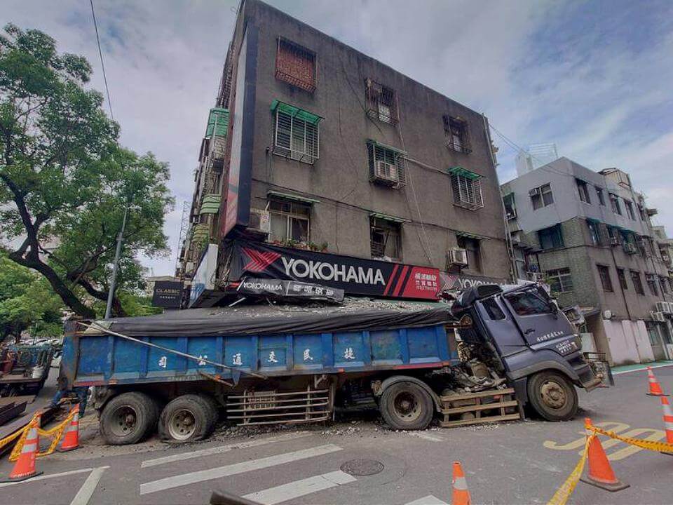 砂石車撞斷公寓樑柱 有倒塌之虞疏散16人安置