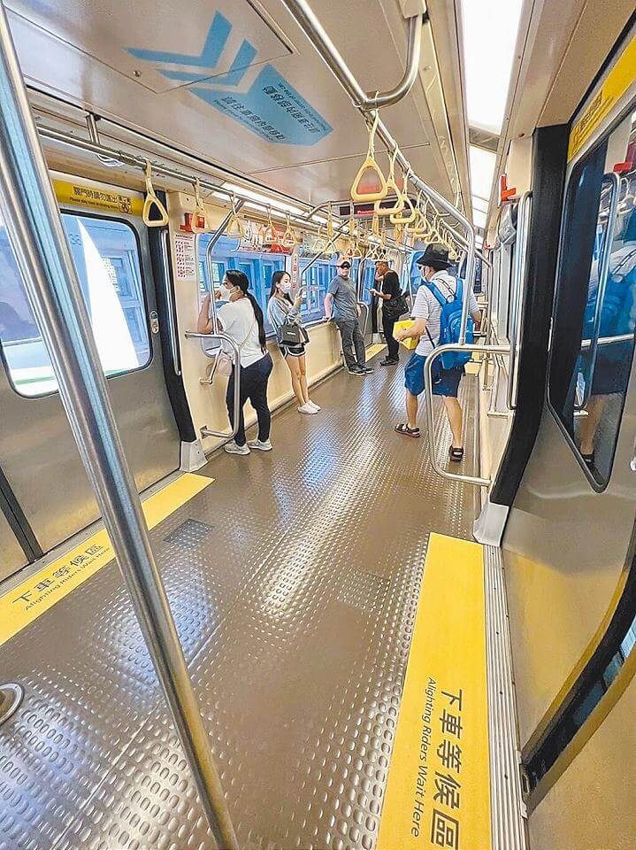 文湖線車廂拆座增運20人 何孟樺親搭痛批治標不治本