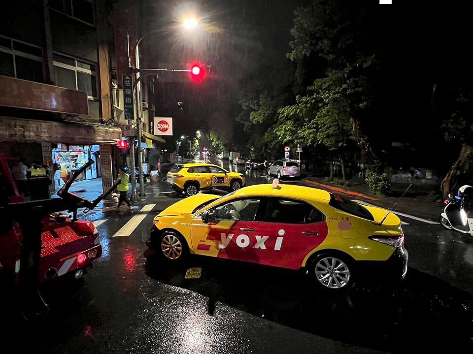 2計程車路口車禍殃及老婦 送醫急救陷入昏迷
