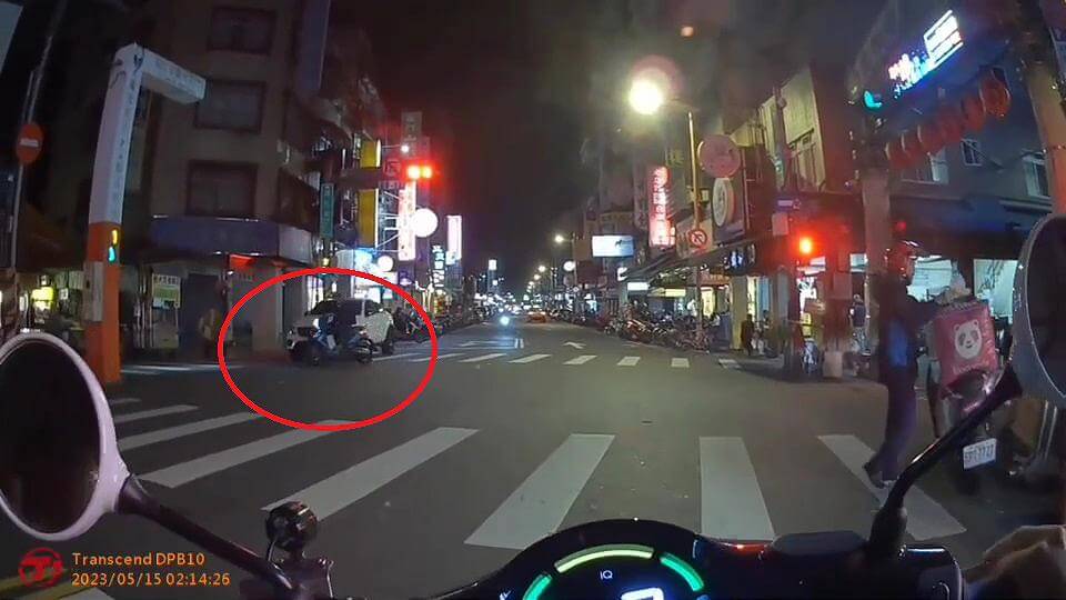 無照男騎贓車連續違規逃竄 警匪街頭追逐亮槍制伏