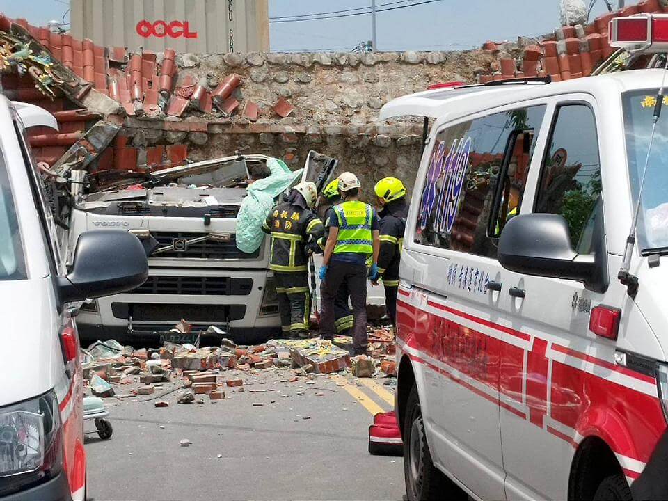 南投慶福寺牌樓疑遭撞倒 壓扁聯結車頭2人受困