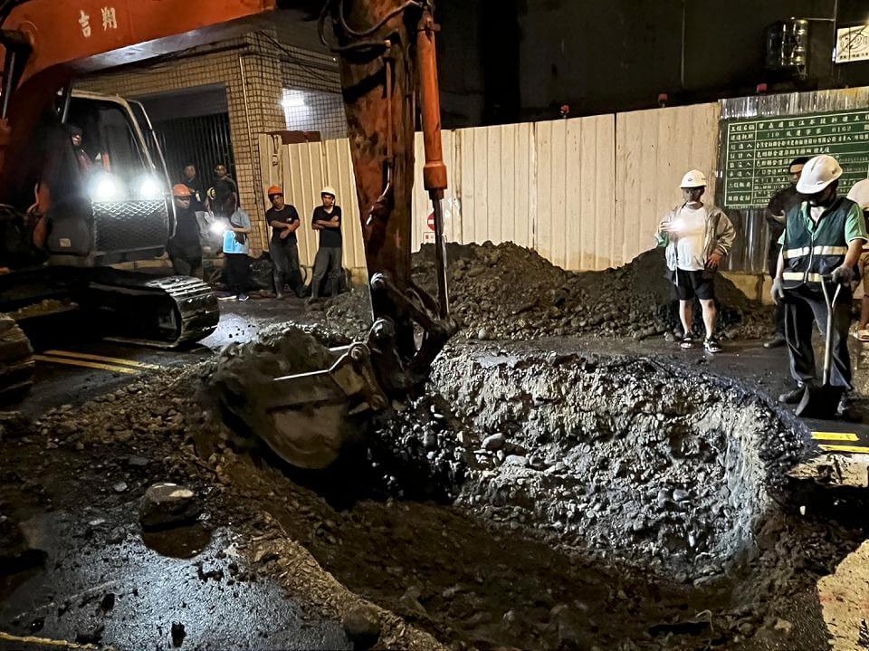 疑因建築基地抽水惹禍 道路凹陷急搶救回填