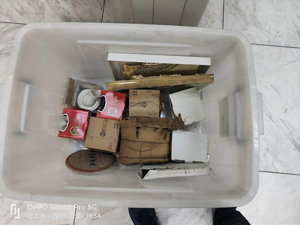 2笨賊大費周章偷竊 紙箱內是不值錢雜物