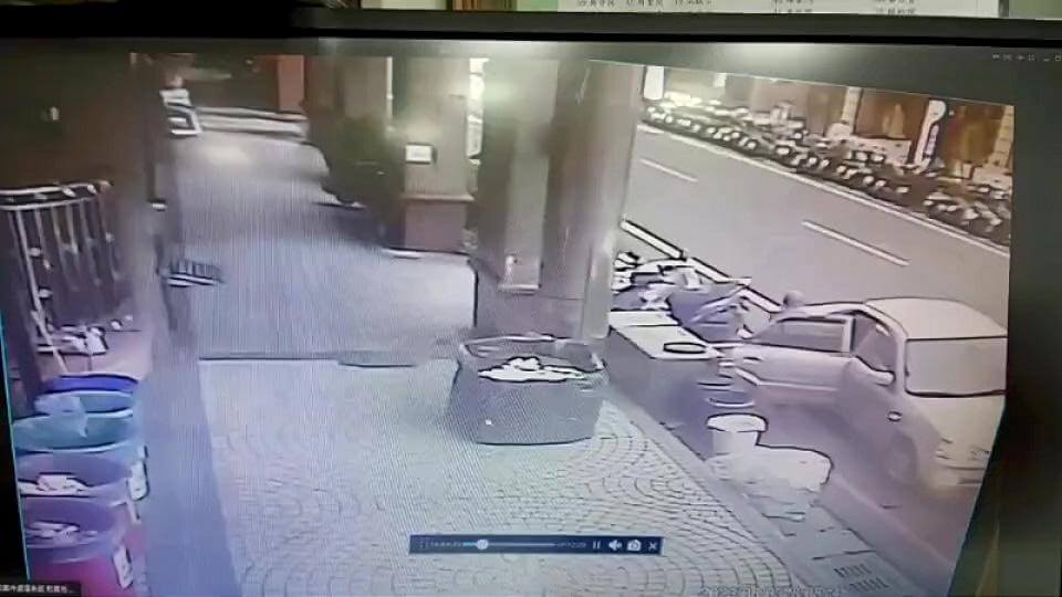 老翁下車忘拉手剎車 14部機車無辜受損