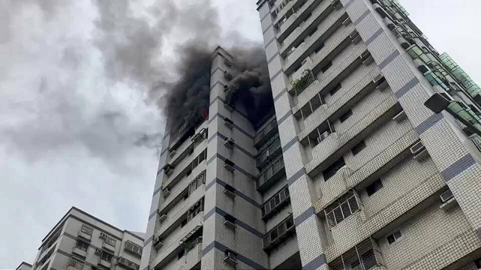 林口住宅大樓火舌濃煙竄出 警消灌水搶救30分鐘撲滅
