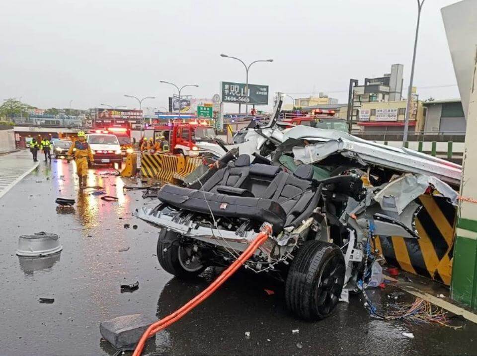 台74線松竹匝道2死車禍 特斯拉攔腰撞斷成廢鐵