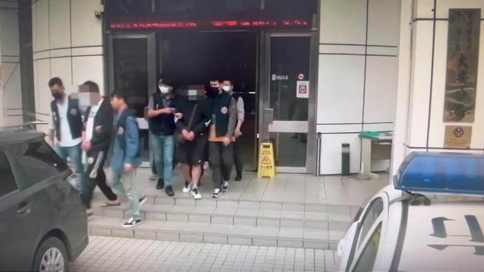 男攜槍訪毒窟遇警攻堅 轉身逃仍遭壓制逮捕