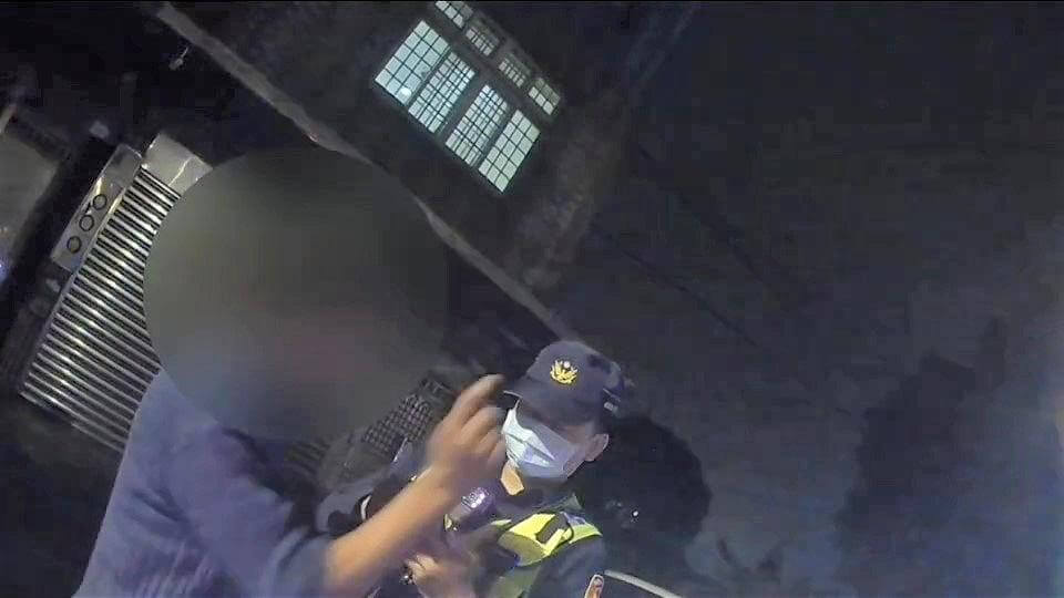 酒醉男沿路大小聲咆嘯 警規勸意外查出通緝身分