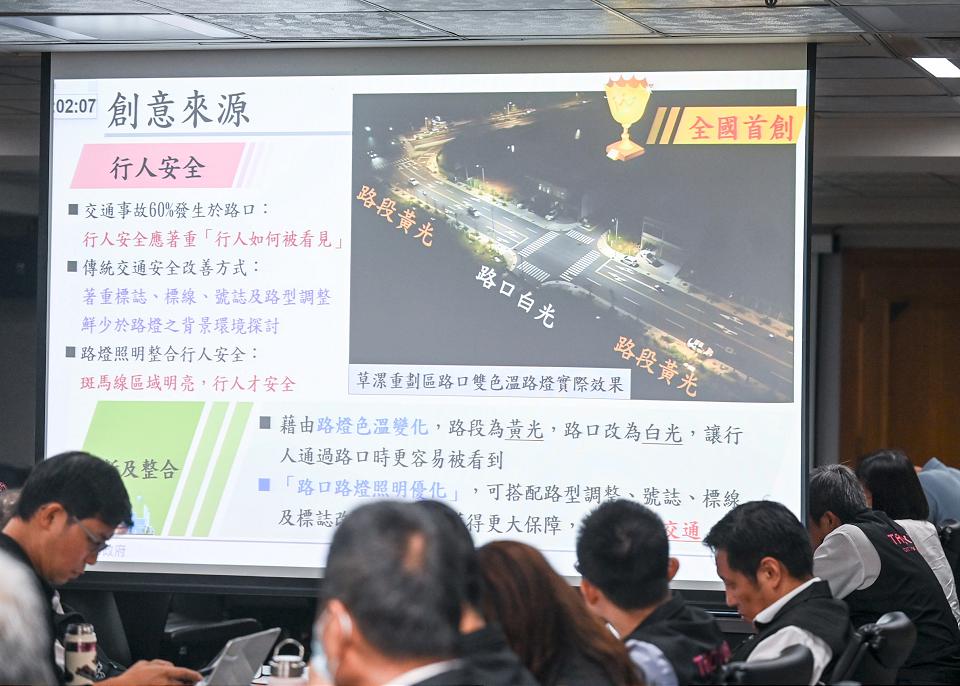 提升人車用路安全性 桃園試辦「路口雙色溫路燈」