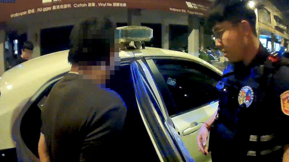 男子廟旁花台熟睡露腳丫　暖警關心意外查獲通緝身分