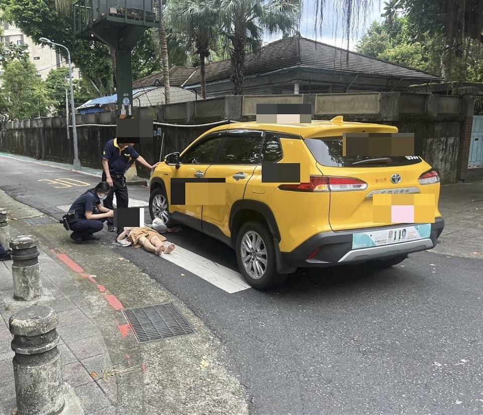 小黃左轉疑A柱擋視線 婦人遭撞險輾壓車底】