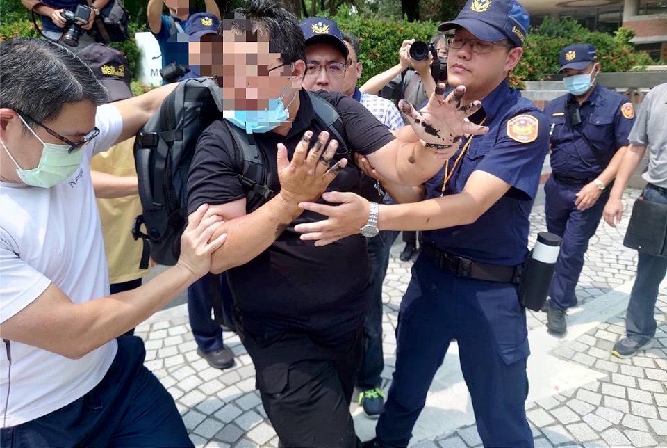 不滿巴西進口蛋問題 男對農業部擲蛋灑墨水