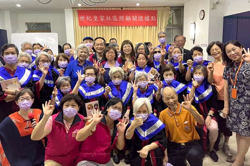 新北公寓大廈關懷據點「生命繪本展」 高齡嬤:原來自己的一生如此精彩