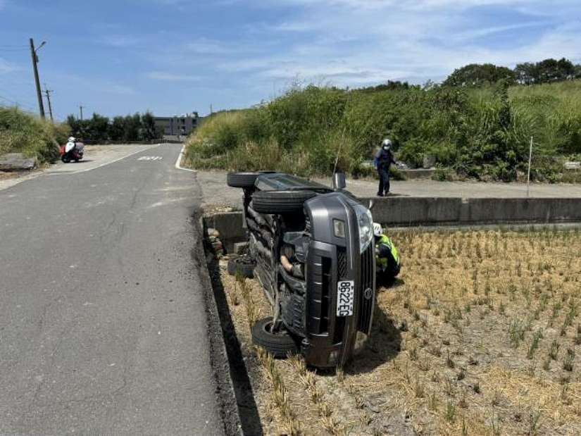 苑休旅車翻落稻田 車主不見蹤影