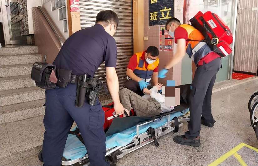 獨居婦人全身癱軟無力 暖心內湖警協助聯繫開鎖送醫