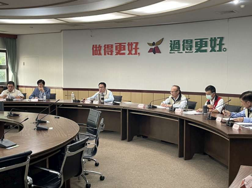 中颱凱米逼近,市長黃偉哲提醒市民關注颱風動向,並要求市府團隊加強防颱整備