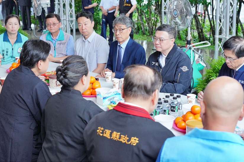 縣長徐榛蔚、立法院國民黨團總召傅崐萁同為花蓮鄉親請命
