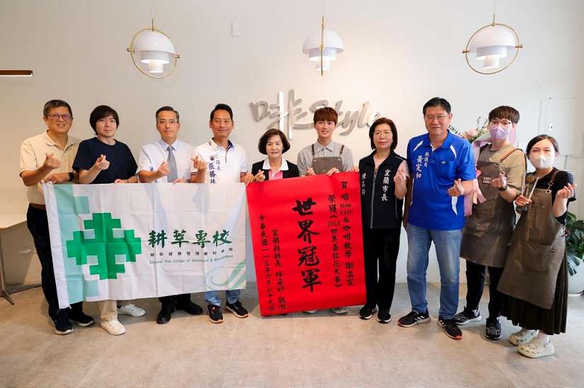 賀!宜蘭之光!咖啡職人謝溢宸榮獲2024世界盃拉花大賽冠軍 林姿妙縣長道恭喜