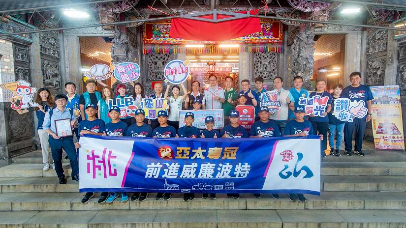 桃園龜山國小棒球隊前進世界少棒大賽 張市長期勉球員為國爭光