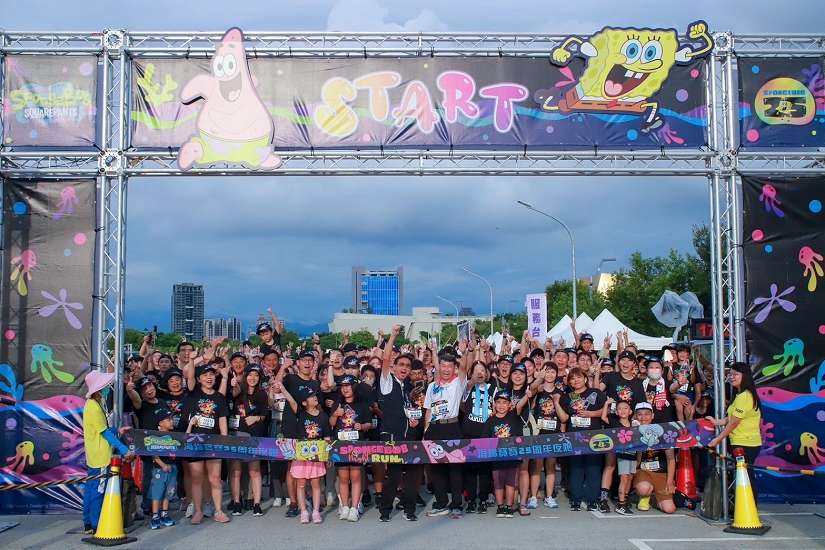 逾2000人夏夜同樂! 「海綿寶寶25週年夜跑」台中中央球場開跑