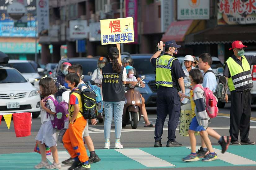 開學日縣長與苗警啟動護童 共同點亮校園安全
