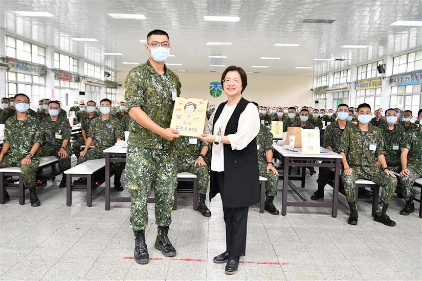 彰化縣長王惠美探視彰化子弟兵 盼快樂當兵,平安退伍
