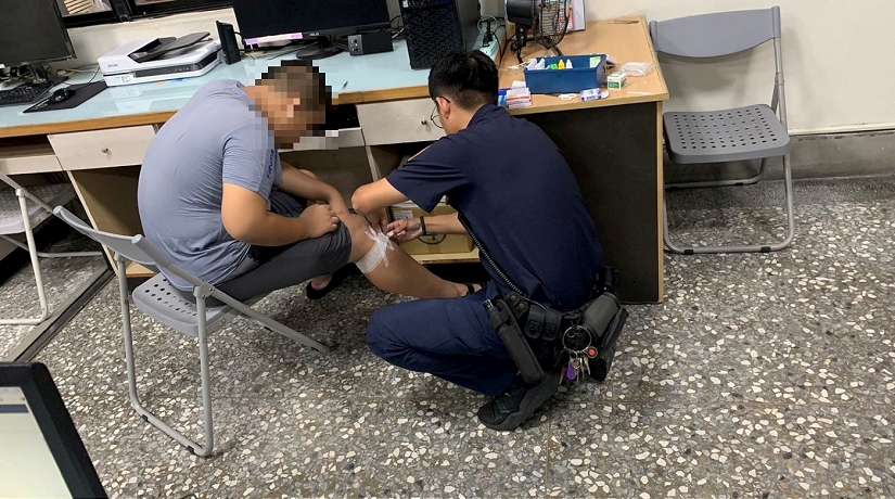 學生騎車自摔受傷 嘉市警局興安所員警即時協助包紮