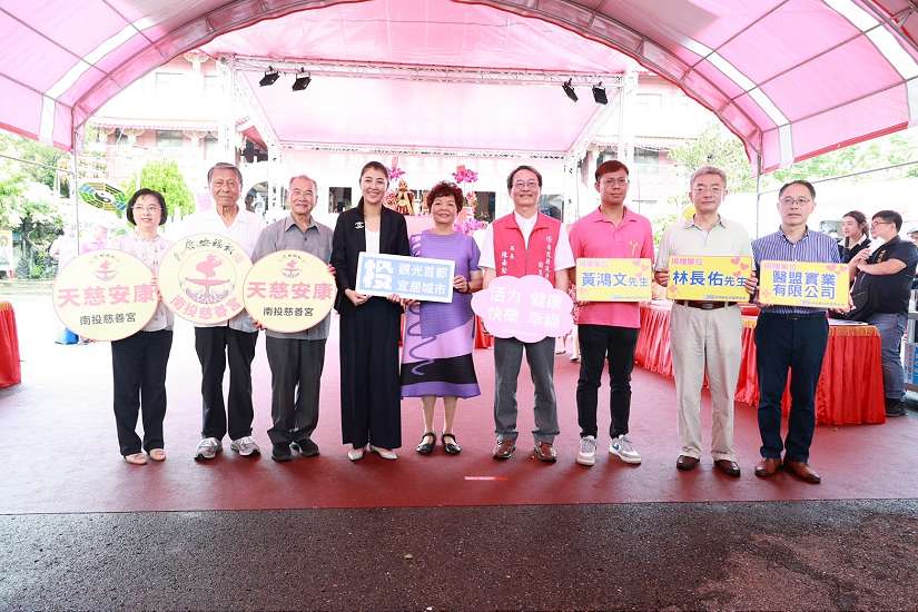 南投慈善宮暨媽祖陰德會捐贈900萬元胸部X光巡迴醫療車 許縣長表感謝